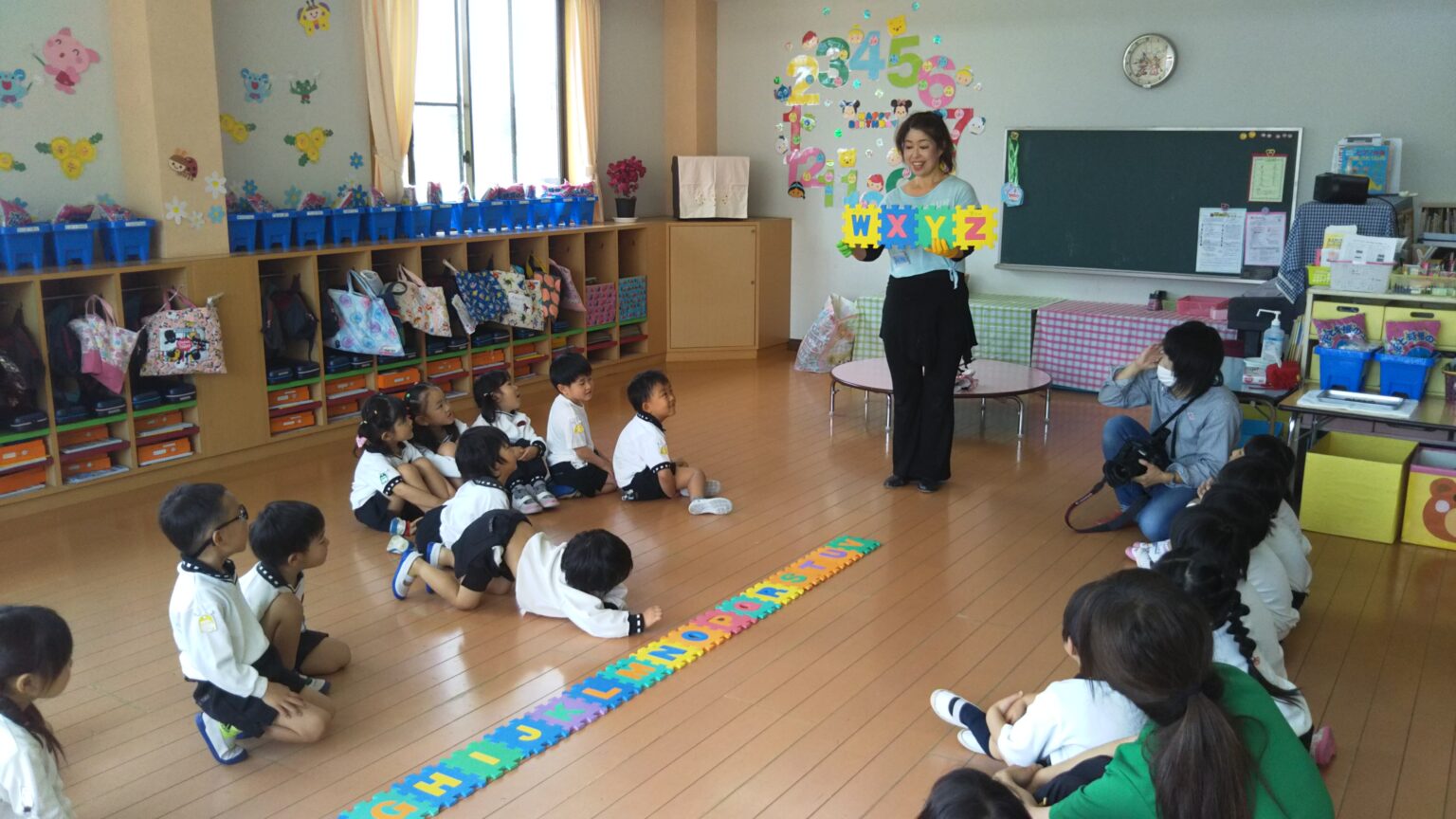 幼稚園英語教師になるには？仕事内容・カリキュラム・給与・求人情報まとめ