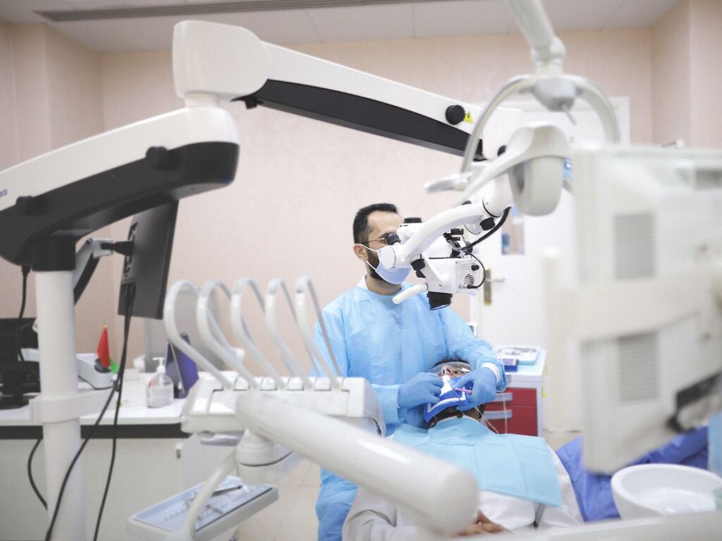 زراعة الأسنان والعناية بها: دليل شامل لتعويض الأسنان المفقودة والحفاظ على صحة الفم