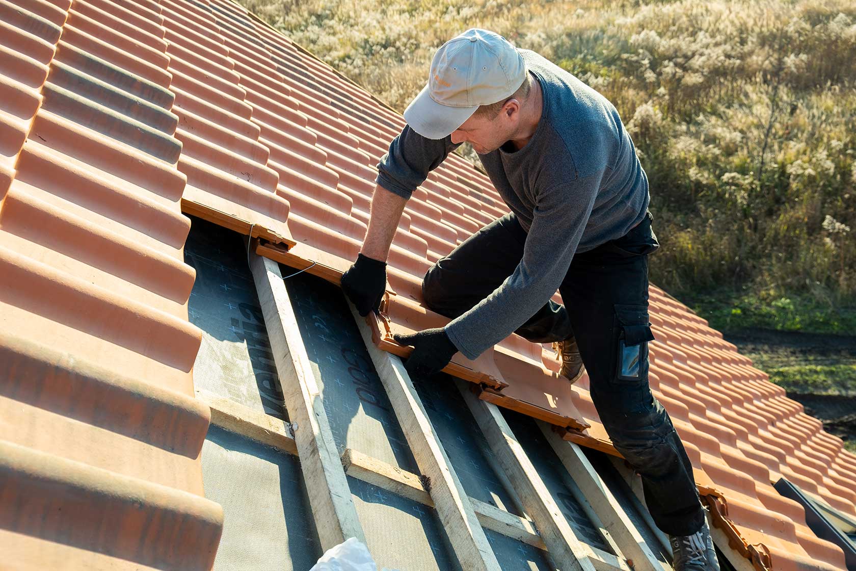 Roof Replacement Guide: Material Costs, Savings, and Contractor Selection Tips