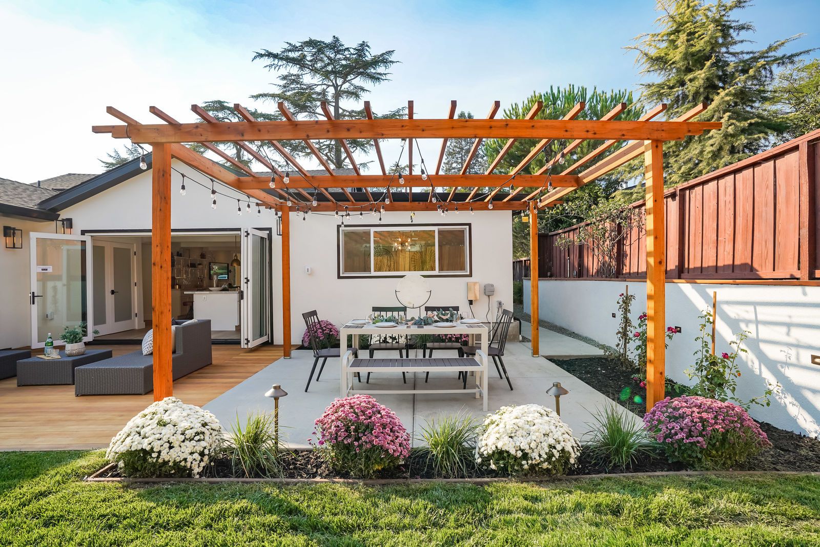 Pergola-Arten und Aufbau: Holz, Metall, Lamellen & Gestaltungstipps