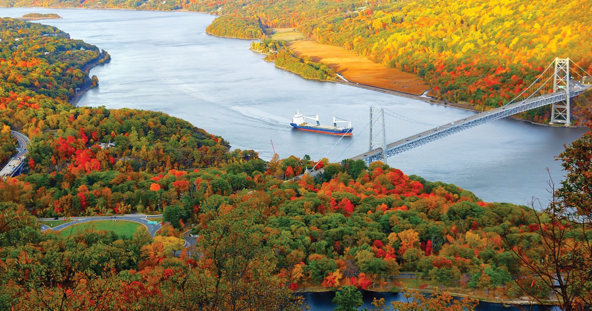 Scenic Train Day Trip from NYC to Bear Mountain: Hiking, Views & More