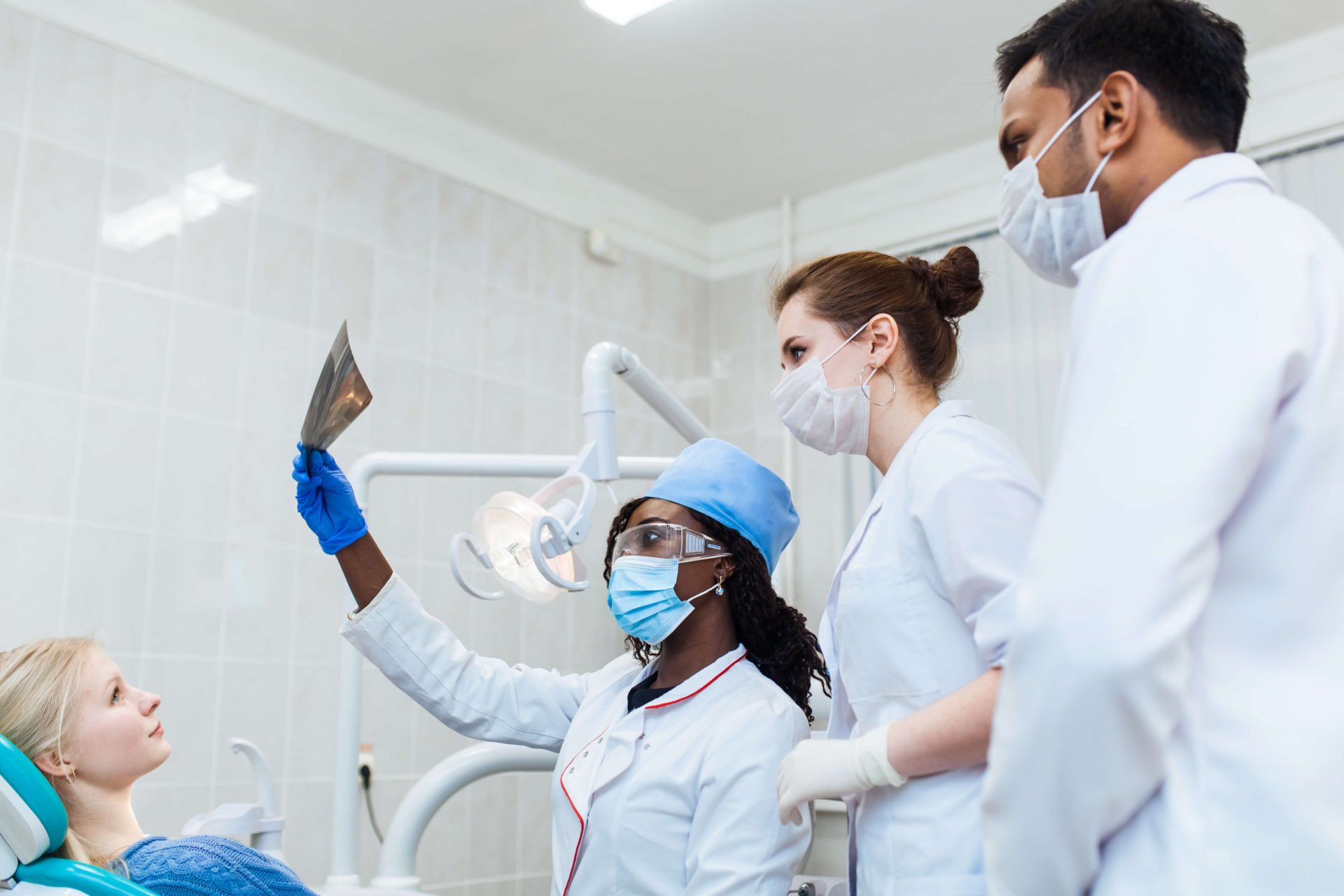 Dental Assistant Programs: Choosing Between In-Person, Online, and Hybrid Paths to Certification