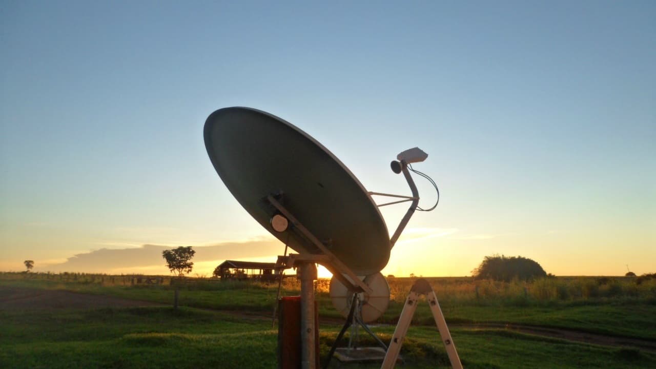 Internet Via Satélite no Brasil: Guia Completo sobre Benefícios, Desafios e Inovações