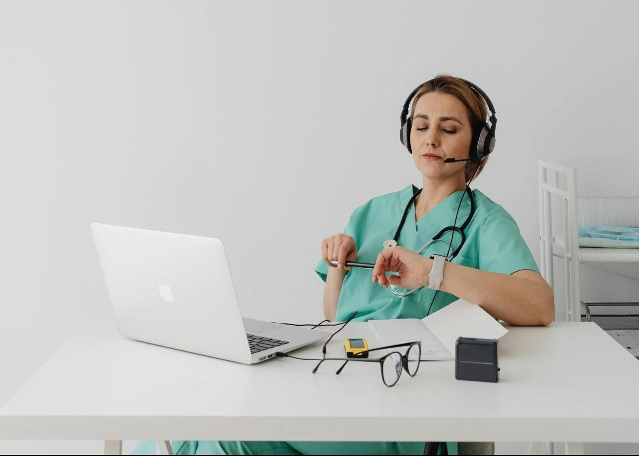 Formazione Online per Assistenti Infermieristici: Vantaggi, Miti e Opportunità Gratuite