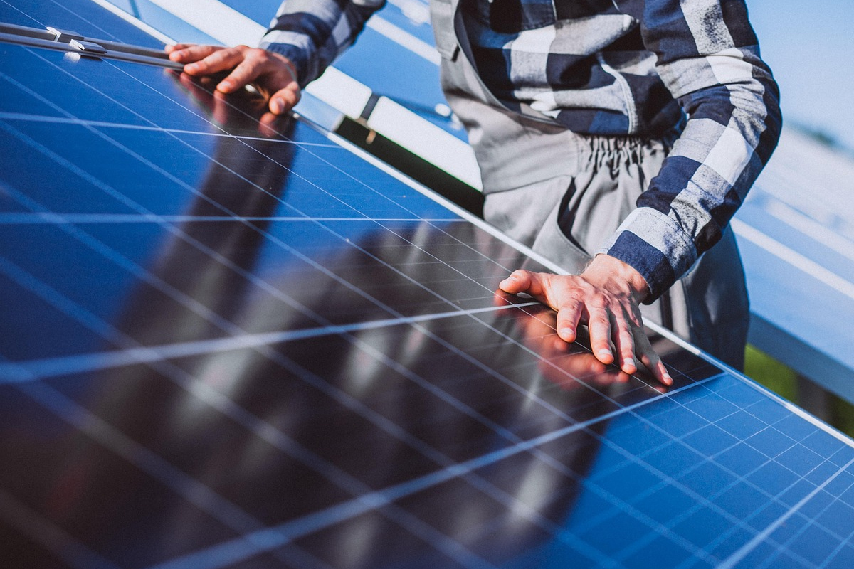 Solar Panel Guide: Providers, Installers, Battery Storage & Incentives in Australia (2025)