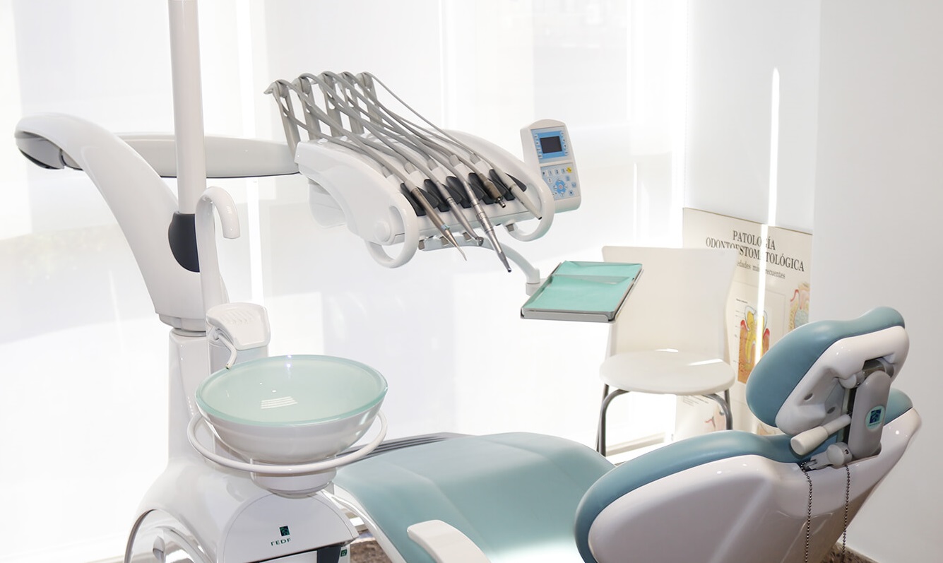 Cómo obtener implantes dentales económicos y programas de ayuda en España