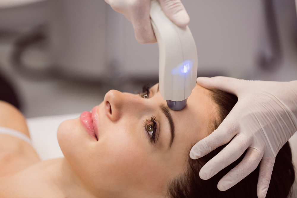 Non-Surgical Facelift: Juvederm Fillers & Laser Skin Tightening for Natural Results