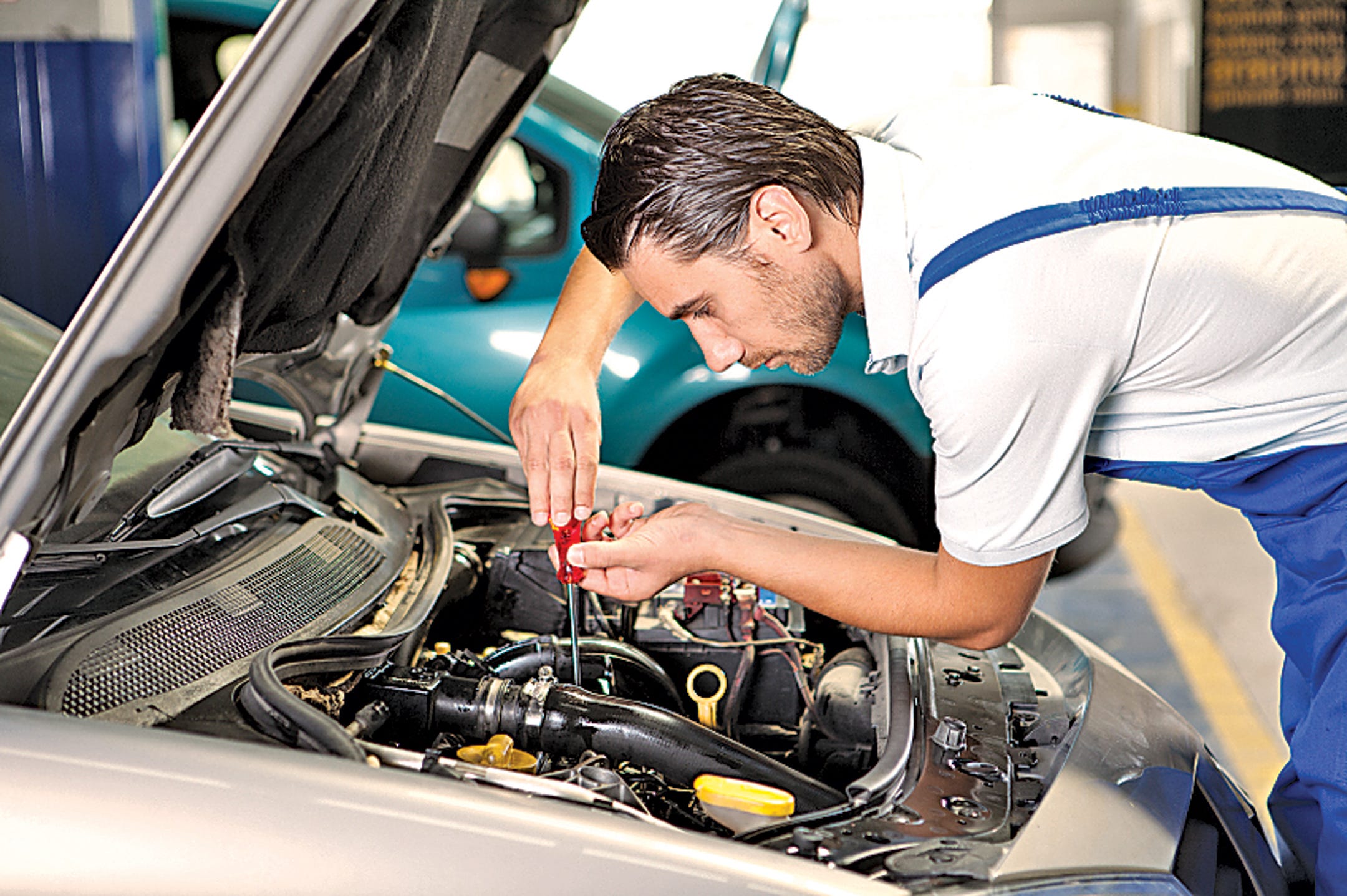 Auto Repair Guide: Independent Garages vs. Chains, Costs & Finding Honest Mechanics