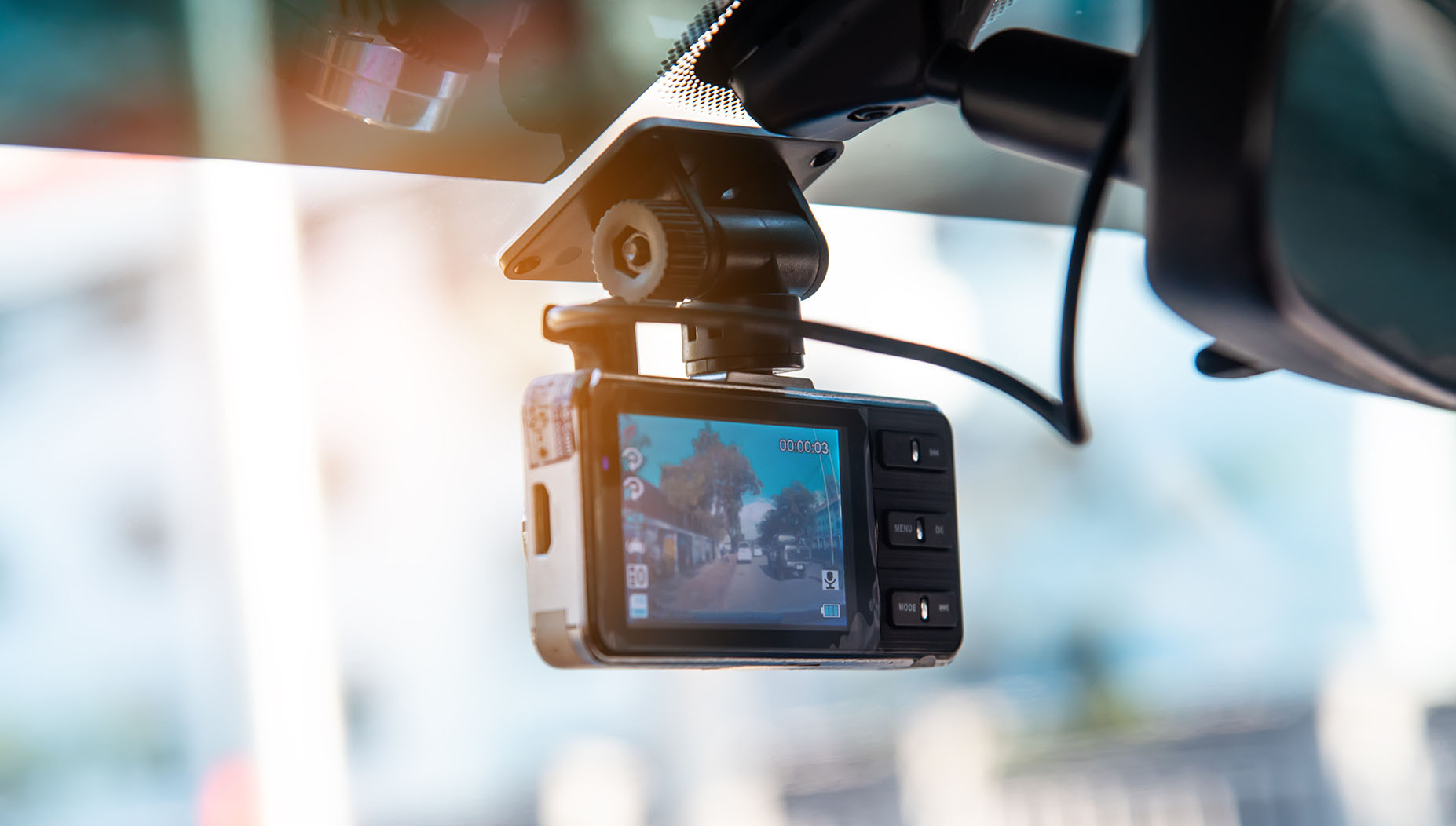 Dash Cam Buying Guide: Key Features, Parking Mode, Wi-Fi & Legal Tips for 2025