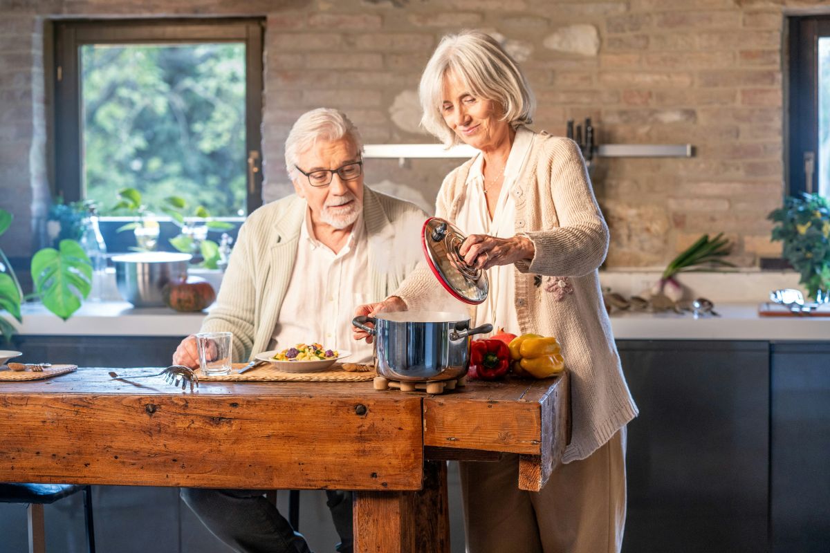 Tech-Enhanced Senior Nutrition: Tools, Meal Plans & Social Dining Tips