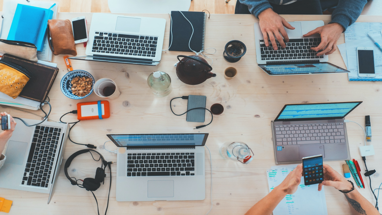 How Startups Achieve Success with Remote Collaboration Tools: Flat Hierarchies, Async Workflows, and Immersive Tech