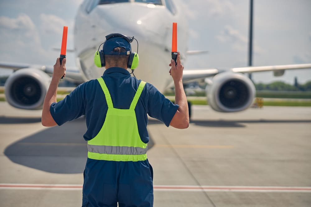 Trabajar en un Aeropuerto: Ventajas, Sueldo y Crecimiento Profesional