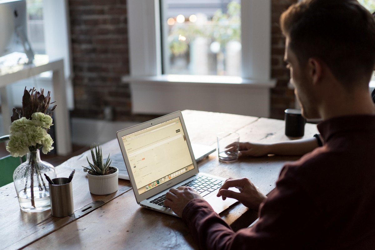 Cómo conseguir tu primer teletrabajo sin experiencia: guía completa de productividad y bienestar