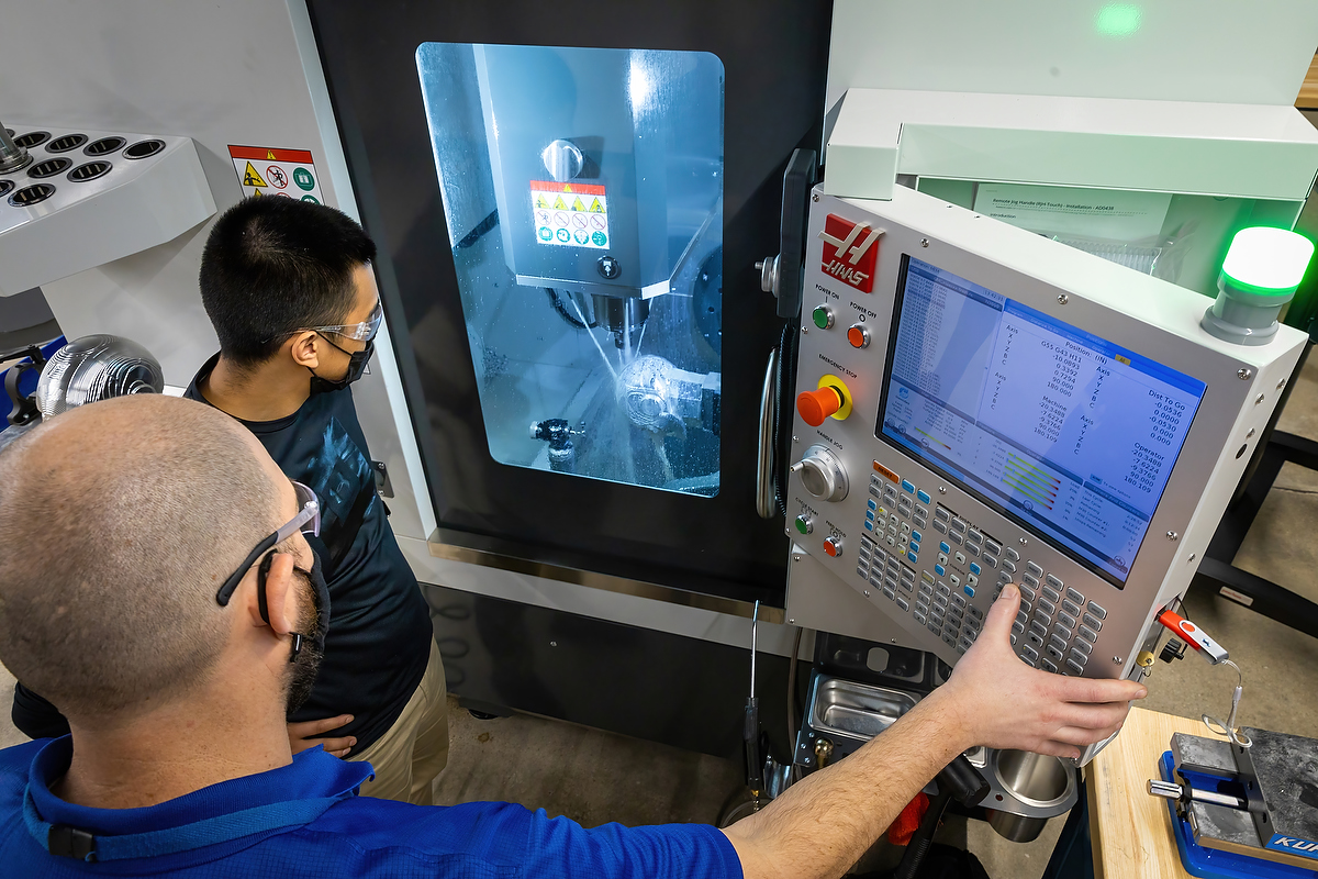 Cómo Dominar el CNC: De la Programación al Título Oficial en Mecanizado