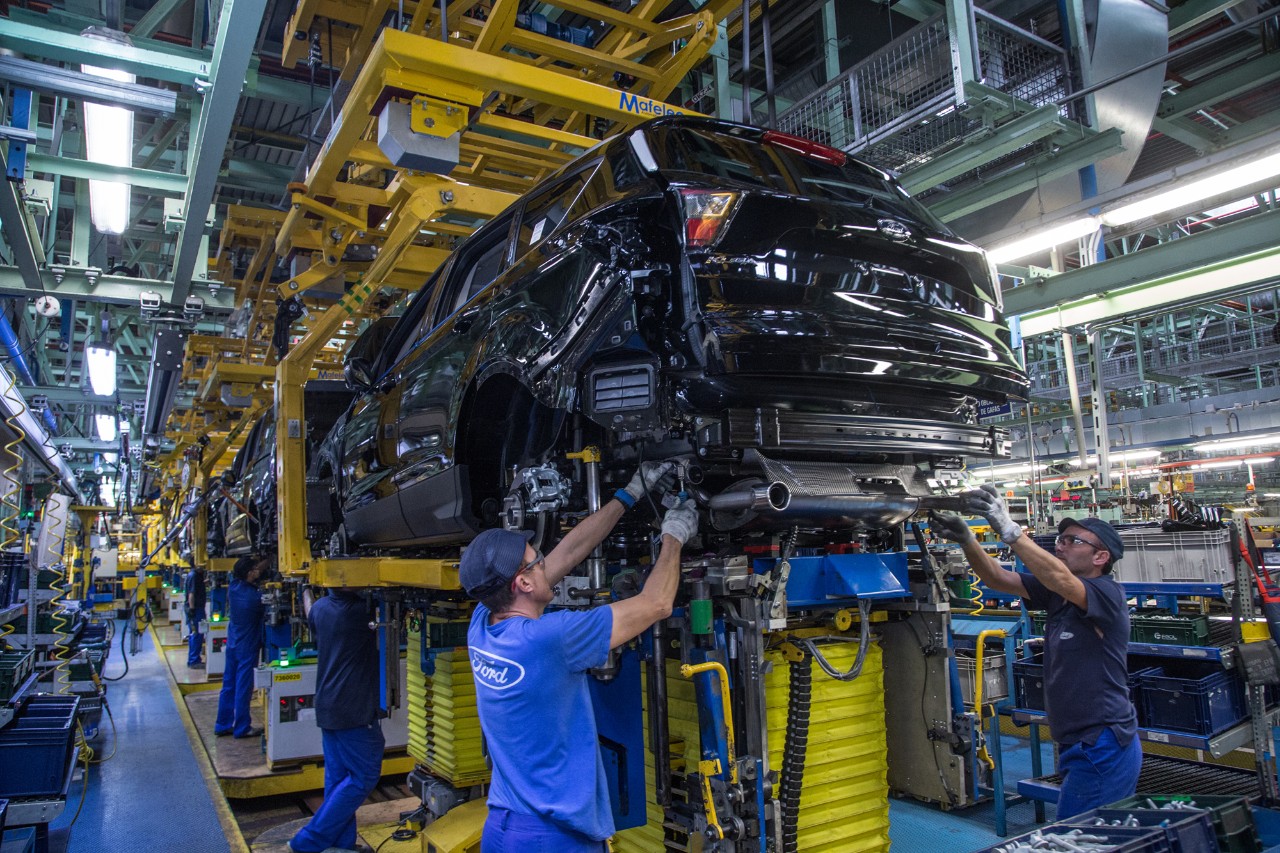 Ford Pivots to Hybrids: Addressing Range Anxiety and Cost Concerns