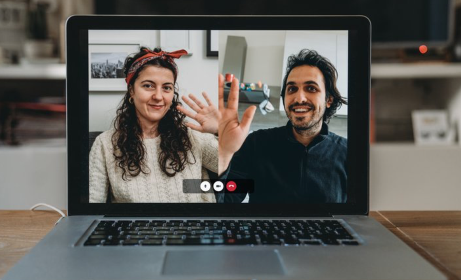 Mastering Live Calling: Cloudtalk vs Aircall, AI Integration & Tips to Reach Expedia Agents