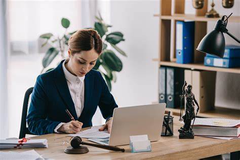 Guide des Cours de Droit en Ligne : Types d'Avocats et Comment Choisir