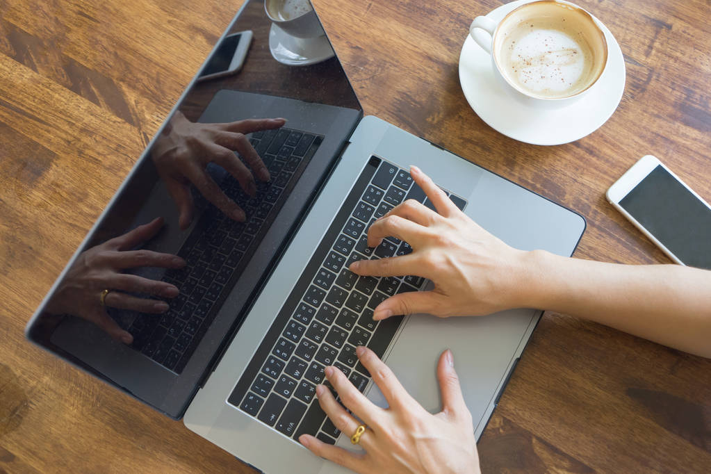Devenir aide-soignant en ligne : formation gratuite, certification et débouchés